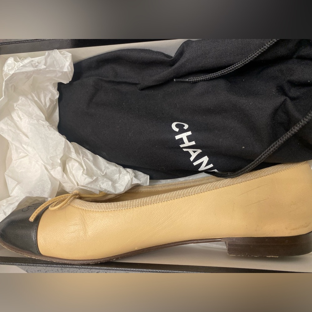CHANEL Beige and Black Leather Cap-Toe Ballet Flats - Picture 10 of 11